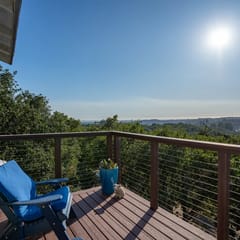 Lilly's Guest House on Hansen Hill