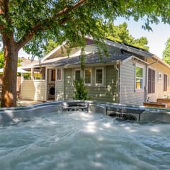 Vine Street Bungalow-Walk to town, hot tub, EV