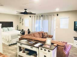 Cozy Blue Cottage in Downtown Templeton