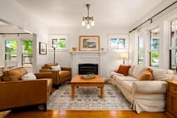 Vine Street Bungalow-Walk to town, hot tub, EV