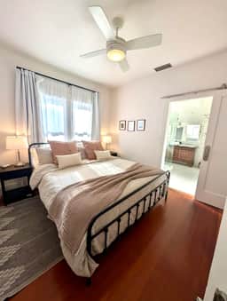 Vine Street Bungalow-Walk to town, hot tub, EV