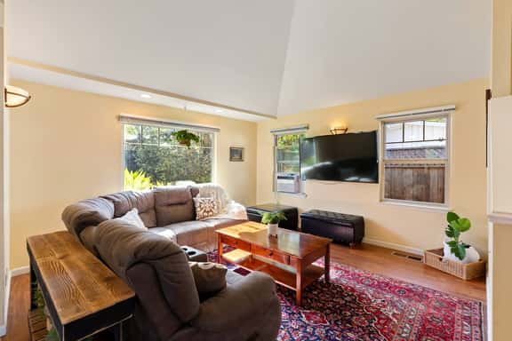 Peach Street Bungalow - Image 1