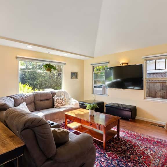 Peach Street Bungalow - Image 1