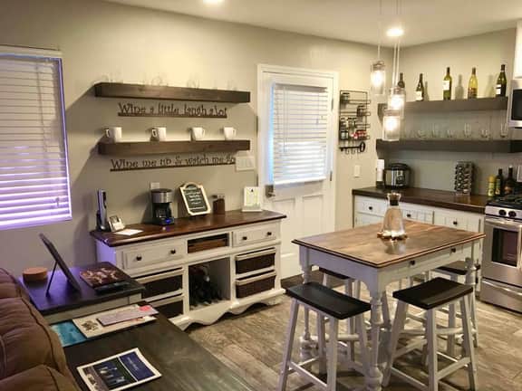 Cozy Blue Cottage in Downtown Templeton