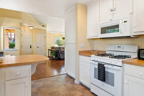 Peach Street Bungalow - Image 2