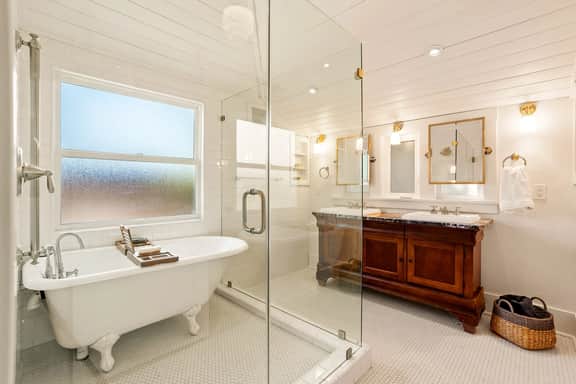 Vine Street Bungalow-Walk to town, hot tub, EV
