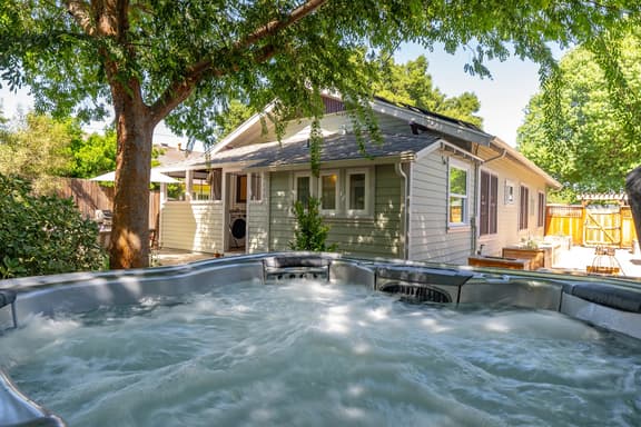 Vine Street Bungalow-Walk to town, hot tub, EV