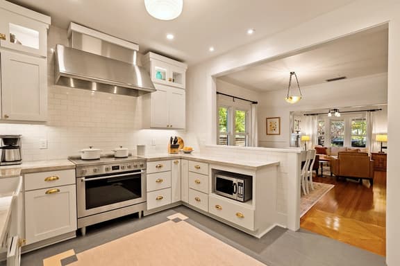 Vine Street Bungalow-Walk to town, hot tub, EV